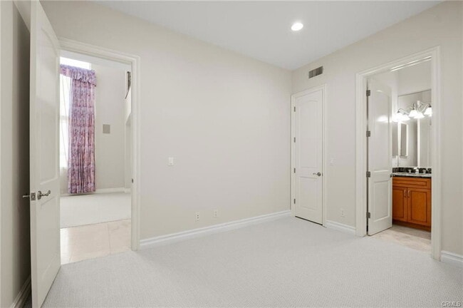 Building Photo - 711 N Paulina Ave