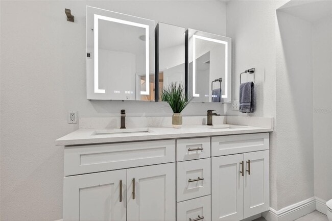 Building Photo - 922 N Shore Dr NE