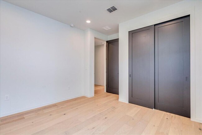 Building Photo - 908 Nalide St