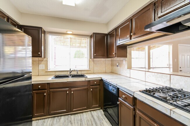 Building Photo - 15915 Vista Del Mar Dr