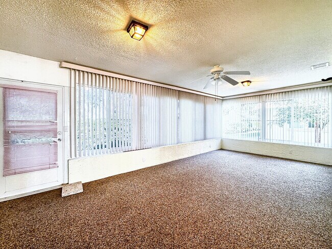 Building Photo - "Charming 2-Bedroom Oasis with 2 Full Bath...