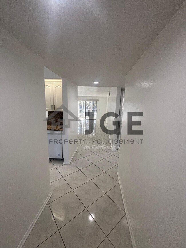 Building Photo - 12600 Sw Ct-5