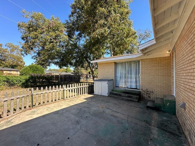 Building Photo - Beautiful 3 Bedroom- 1.5 bath Home Availab...