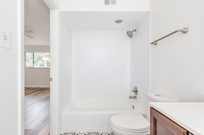 Building Photo - 346 Carpenter Dr NE