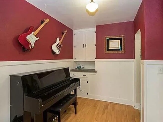 Building Photo - Adorable renovated cottage in University H...