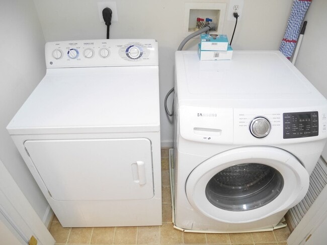 Building Photo - Spacious 1-Bedroom Condo Close to Everythi...
