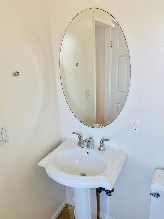 Building Photo - Beautilful Corner Unit Multi-Level Townhou...