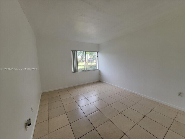 Building Photo - 721 N Pine Island Rd