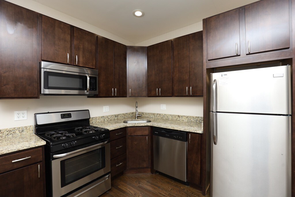 Building Photo - 2019 N Hoyne Ave