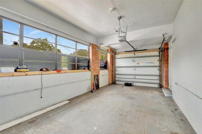 Building Photo - 517 S 19th Ave