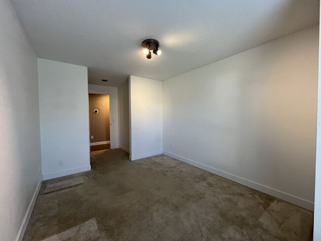 Building Photo - Beautiful Single-Level 3 Bedroom Home with Modern Kitchen and Open Floor Plan