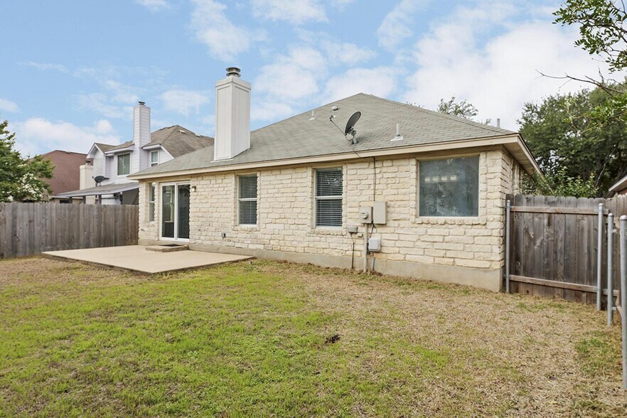 Building Photo - Spacious & comfy Willow Run home by Mills Pond
