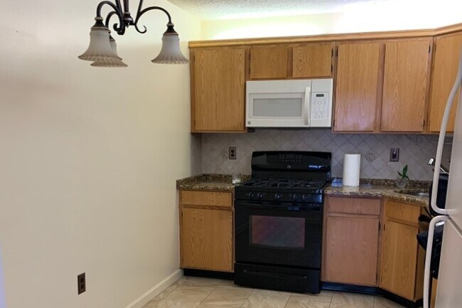 Kitchen - 8 Pembrook Ave