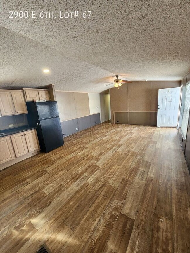 Building Photo - 2900 E 6th Ave