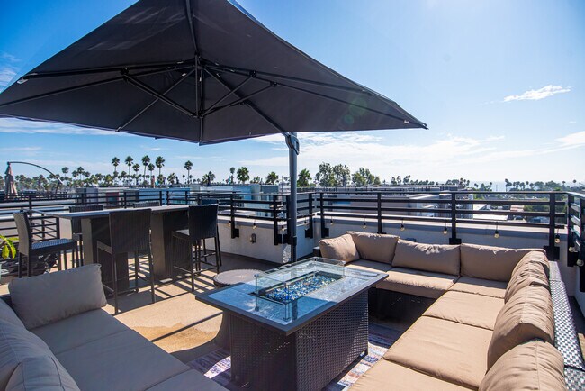 Building Photo - 1562- Vista del Mar Way