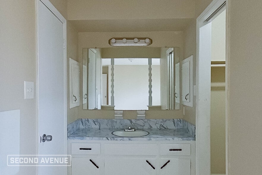 Building Photo - 9702 Hillis St