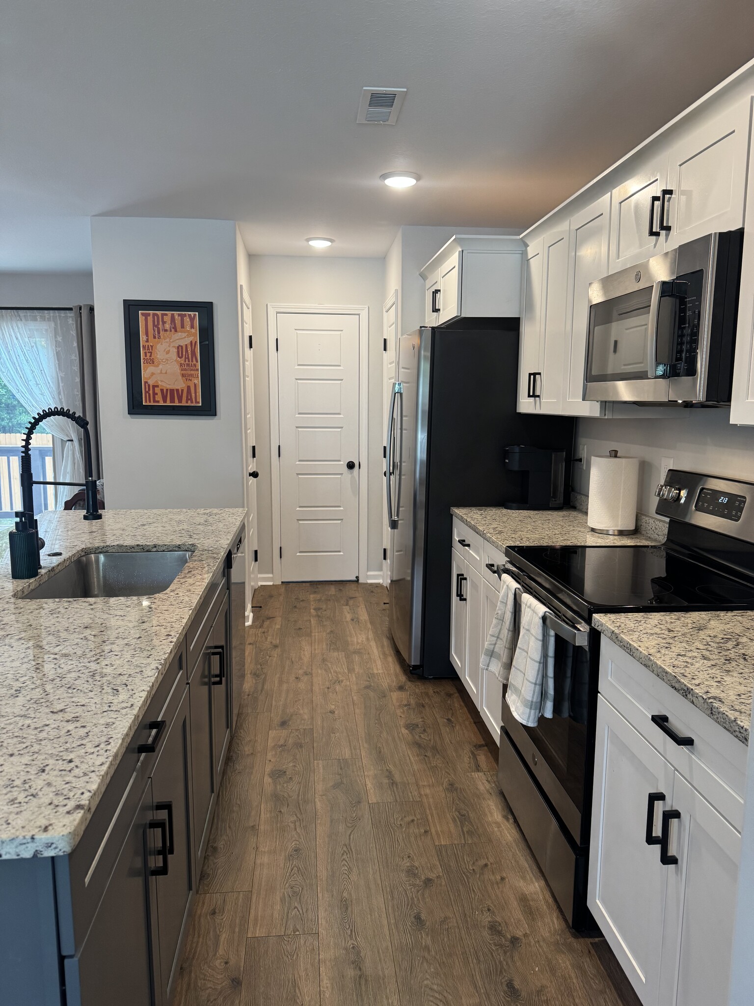 Kitchen - 704 Crossland Ave
