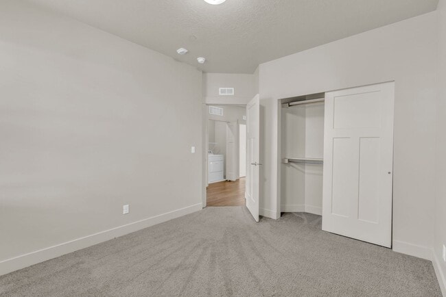 Building Photo - 1051 500 E