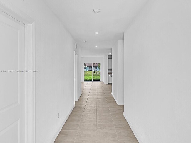 Building Photo - 2033 SW Castinet Ln