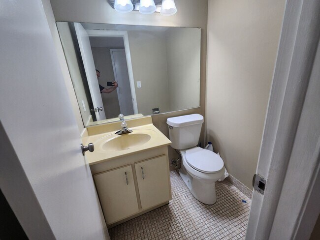 Building Photo - Large  1BR/1.5BA. No minimum Credit Score required!