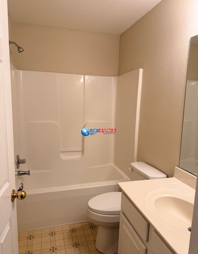 Building Photo - Spacious 3-bedroom townhouse in Riverdale