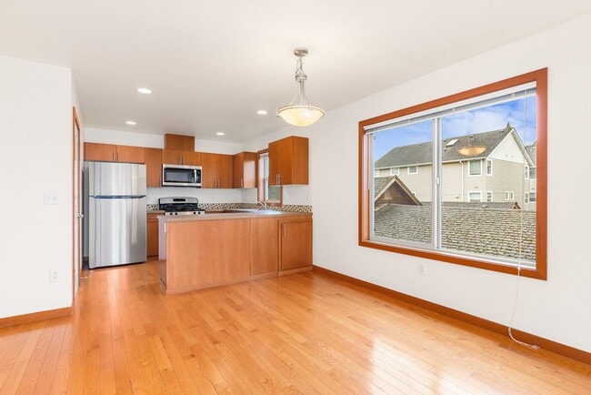 Building Photo - South Seattle 2 Bedroom 1.5 Bath Townhouse - 1 Car Garage