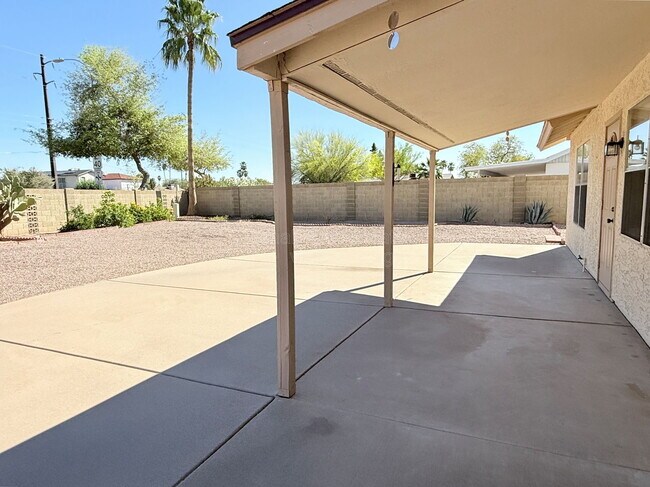 Building Photo - 4536 E Cheyenne Dr