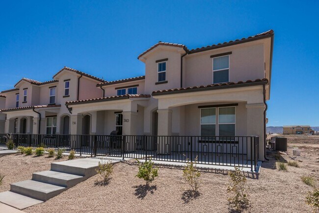 Building Photo - Well Maintained, 3 Bedroom and 2.5 Bathroom Townhome in Desert Color! Internet Included!