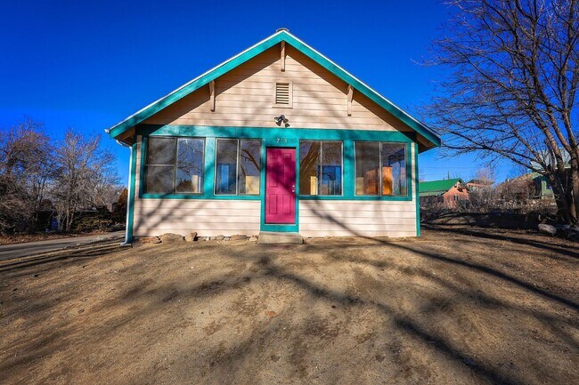Building Photo - Quaint 1-Bedroom Cottage Near Parks, Schools & Local Shops
