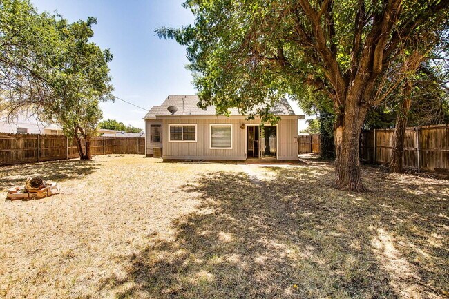 Building Photo - MOVE IN SPECIAL! 3/2 Close to Tech