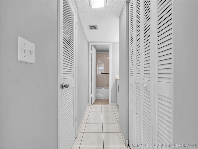 Building Photo - 1410 S Ocean Dr