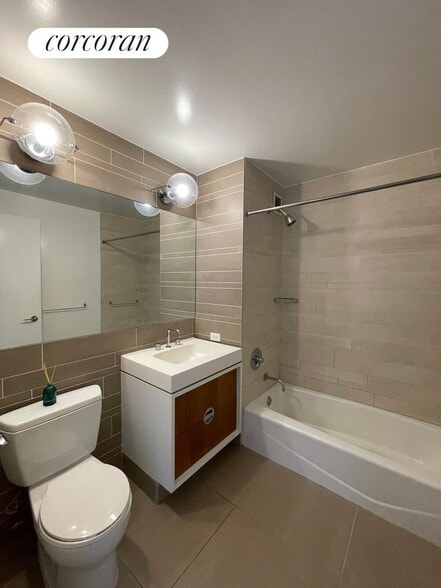 Building Photo - 550 W 45th St