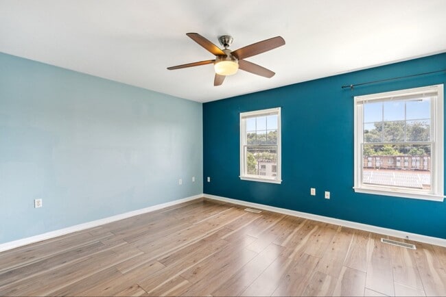 Building Photo - Spacious 3BR Townhome Near Metro & Nationa...