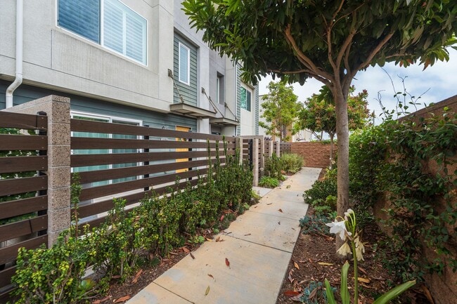 Building Photo - Beautiful Gardena Condominium in Gated Com...