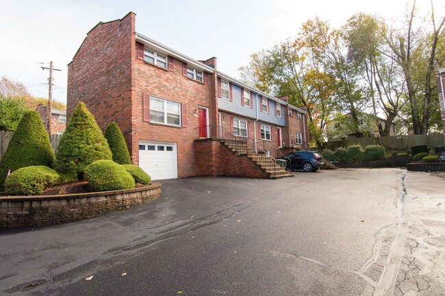 Building Photo - Wonderful Two Bedroom Townhouse in Perfect Plum Location! Private Patio, Garage & More! Call Today!