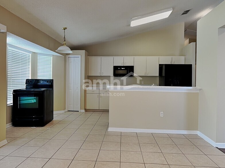Building Photo - 5611 Brookdale Way