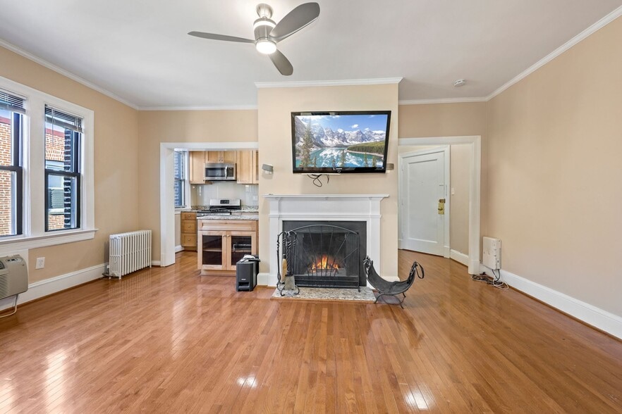 Open & spacious Living room area - 3616 Connecticut Ave NW