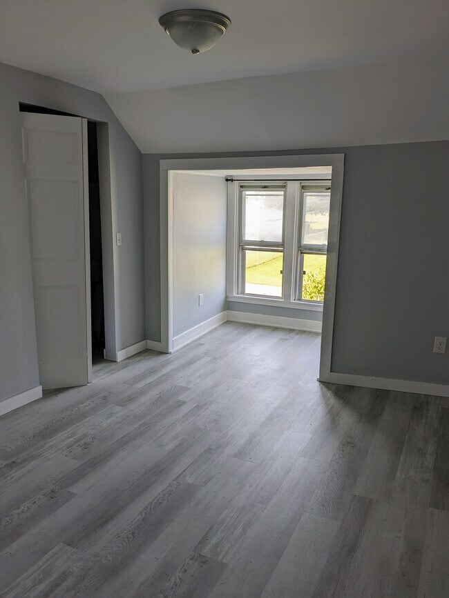 Upstairs bedroom w/nook - 413 N Maple St