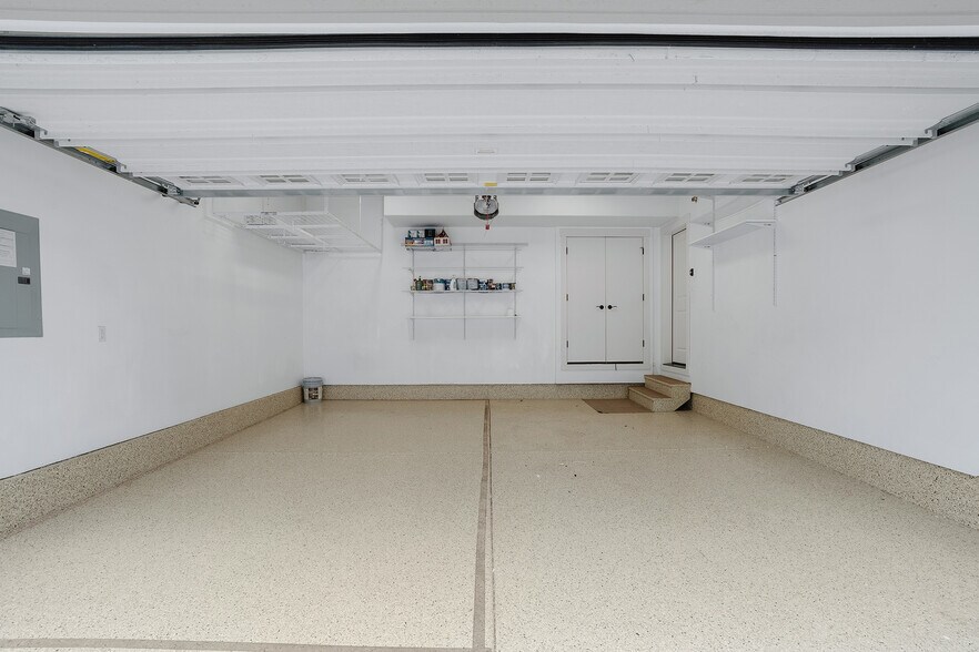 Building Photo - 28616 Greenway Dr