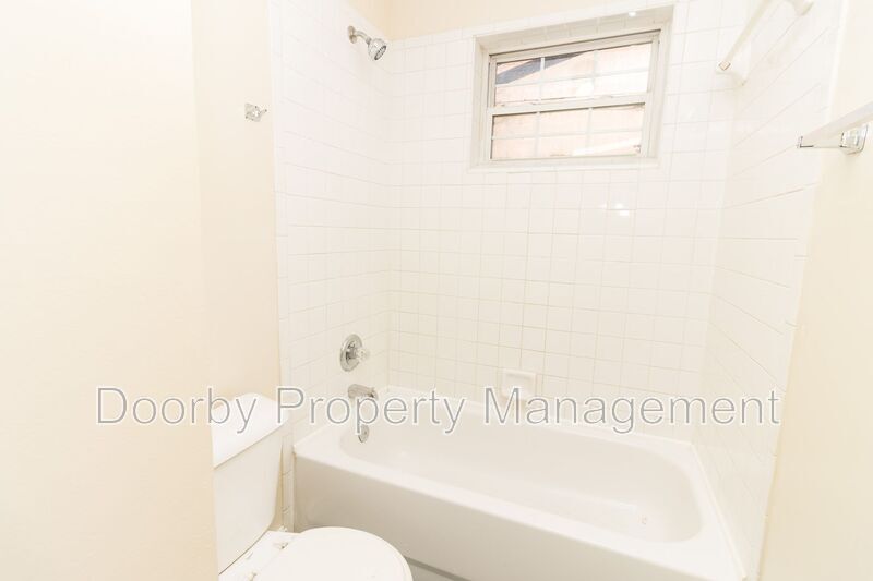 Building Photo - 2425 Ashmore Ave