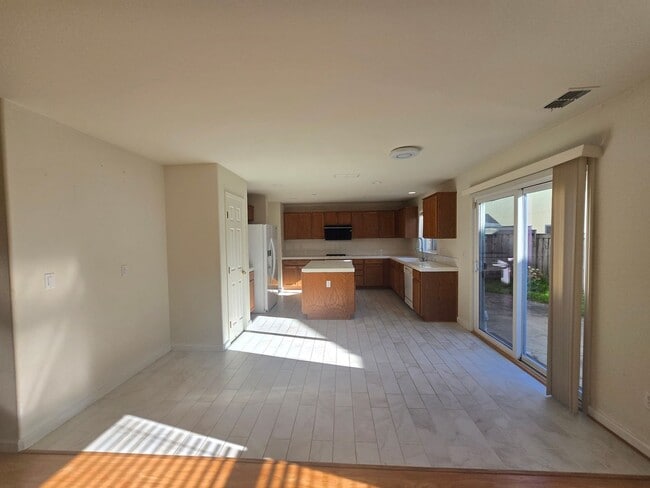 Building Photo - Beautiful 3 Bedroom Townhouse Available Now...