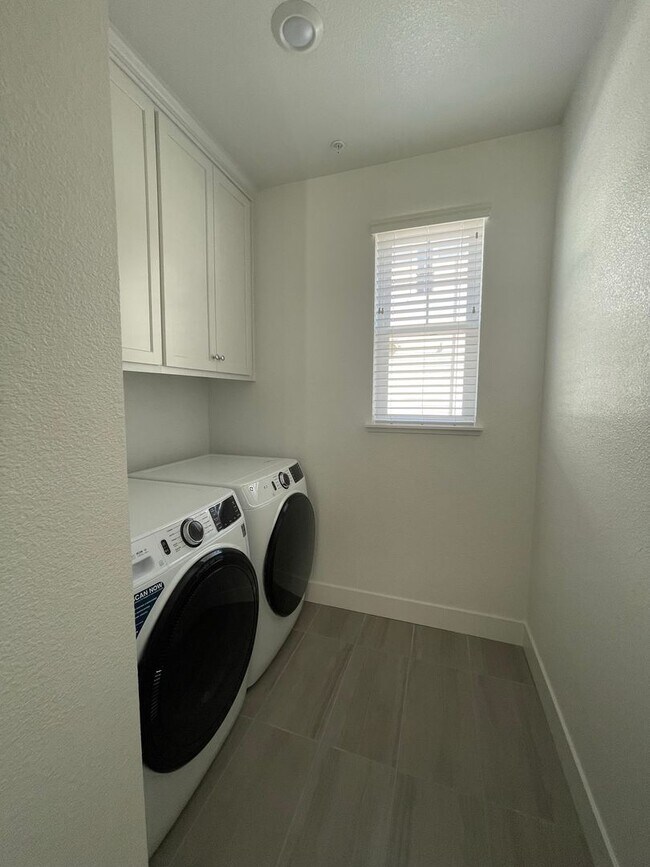 Building Photo - Newer home in Dunes Community