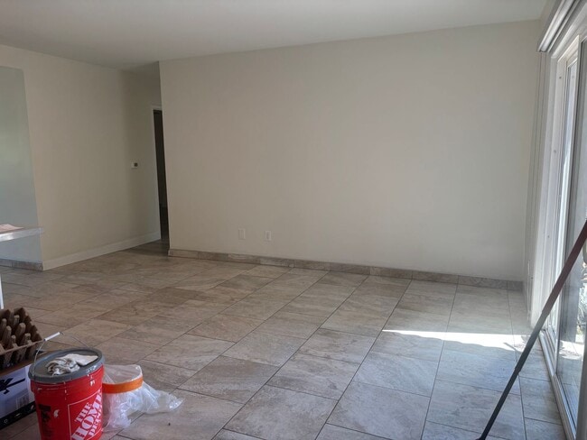 Building Photo - 10547 Hayvenhurst Ave