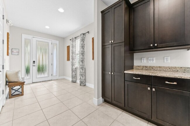 Building Photo - 350 Lasso Dr