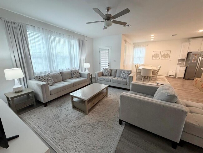 Building Photo - 1611 Alana Fls Ave