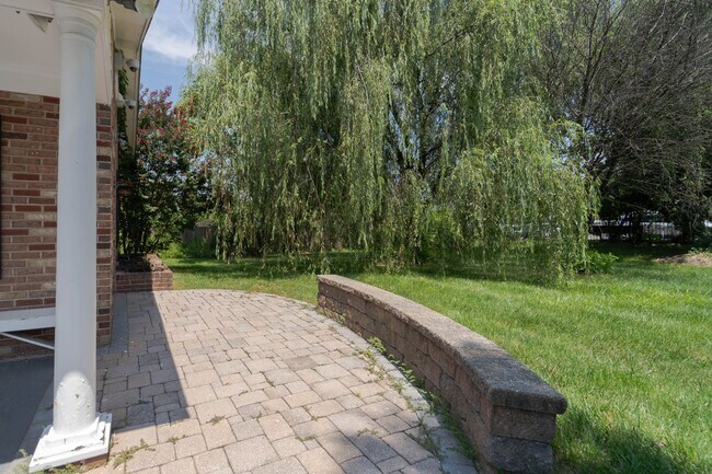 Building Photo - Spacious Split-Level with In-Law Suite & B...