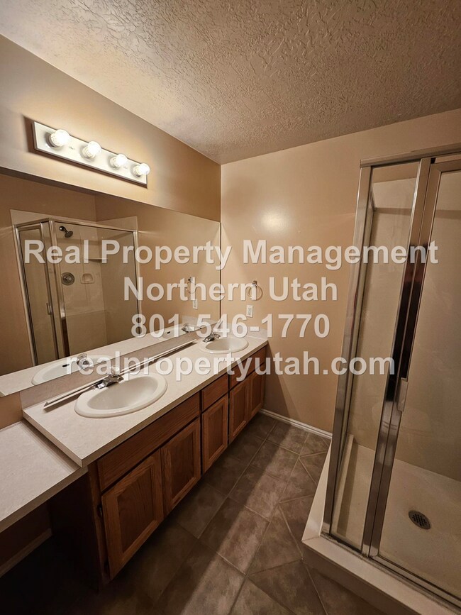 Building Photo - Stunning 4 Bedroom 3 Bath Syracuse Home