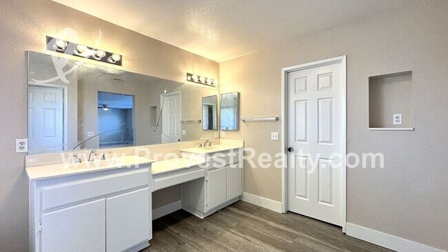 Building Photo - 14693 Karen Dr