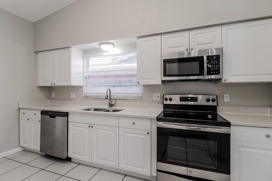 Building Photo - 5437 Wauchula Ct