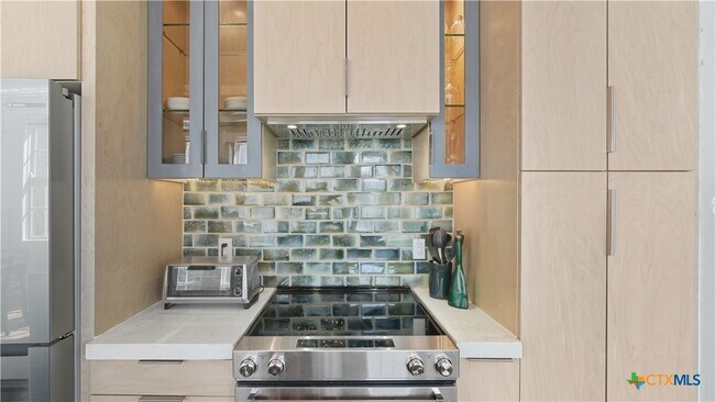 Building Photo - 222 Losoya St